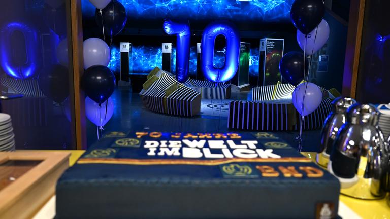  Die Geburtstagstorte zum 70. Geburtstag des Bundesnachrichtendienstes (BND) trägt den Schriftzug «70 Jahre die Welt im Blick, BND».