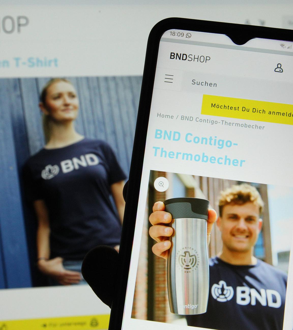 Auf einem Smartphone und einem Laptop wurde der neue Online-Shop vom Bundesnachrichtendienst (BND) geöffnet.