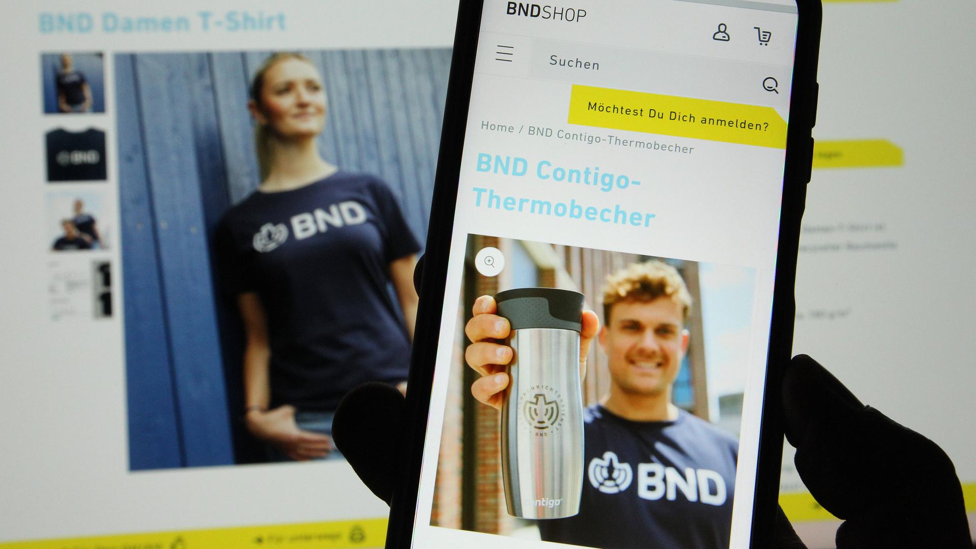 Auf einem Smartphone und einem Laptop wurde der neue Online-Shop vom Bundesnachrichtendienst (BND) geöffnet.
