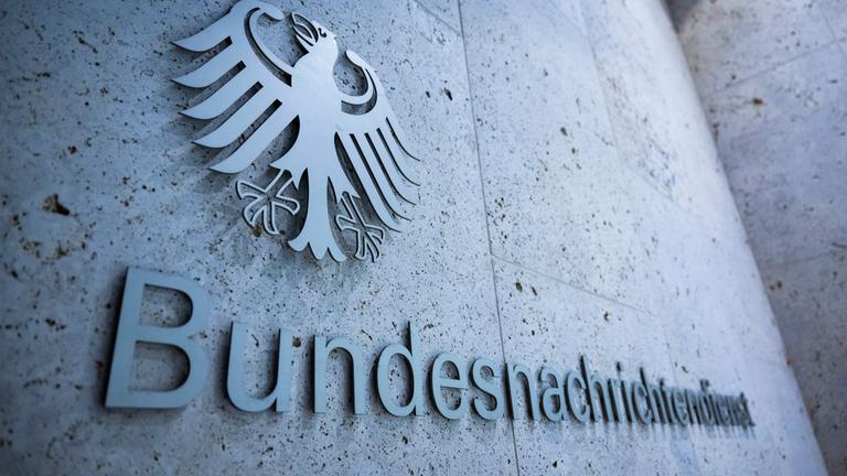Schriftzug "Bundesnachrichtendienst" am Eingang der BND-Zentrale