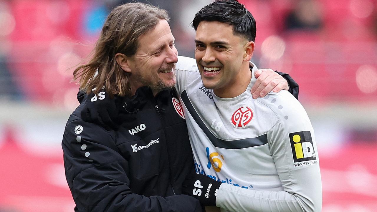 Trainer Bo Henriksen jubelt mit Nadiem Amiri