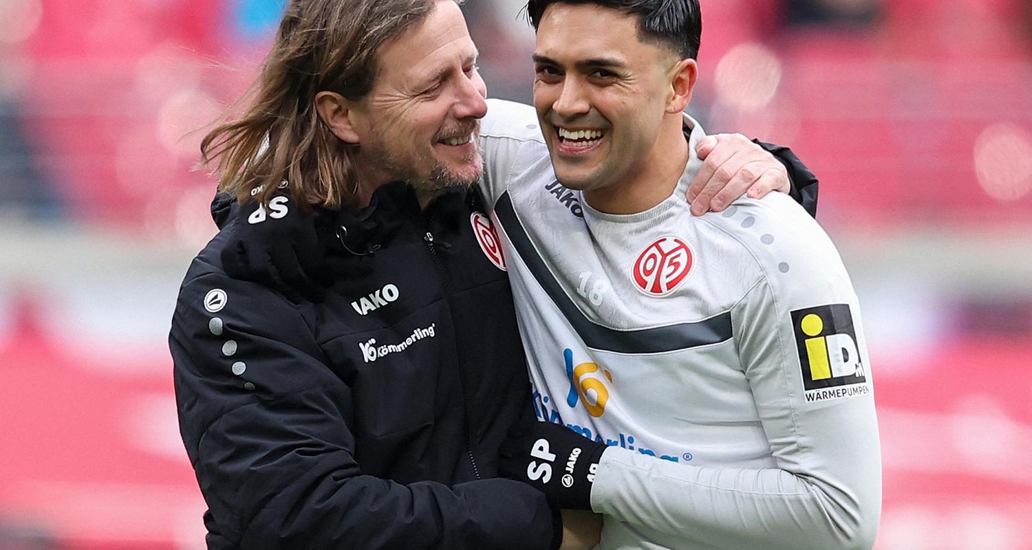 Trainer Bo Henriksen jubelt mit Nadiem Amiri