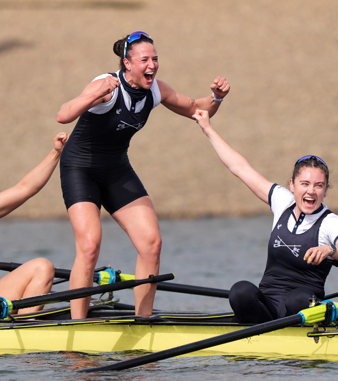 Rudern, traditionelles Boat Race zwischen Oxford und Cambridge. Kyra Delray, Esther Briz Zamorano und Sarah Marshall von Oxford jubeln nach dem Sieg.