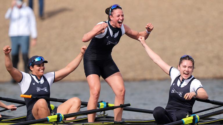Rudern, traditionelles Boat Race zwischen Oxford und Cambridge. Kyra Delray, Esther Briz Zamorano und Sarah Marshall von Oxford jubeln nach dem Sieg.