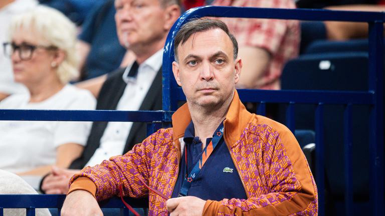 Füchse Berlins Hans Robert Bob Hanning schaut sich das Spiel am 26.05.2024 in Hamburg an.