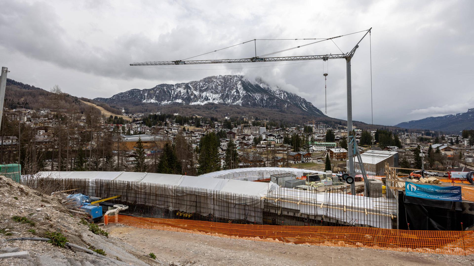 Baustelle am olympischen Eiskanal in Cortina im März 2025
