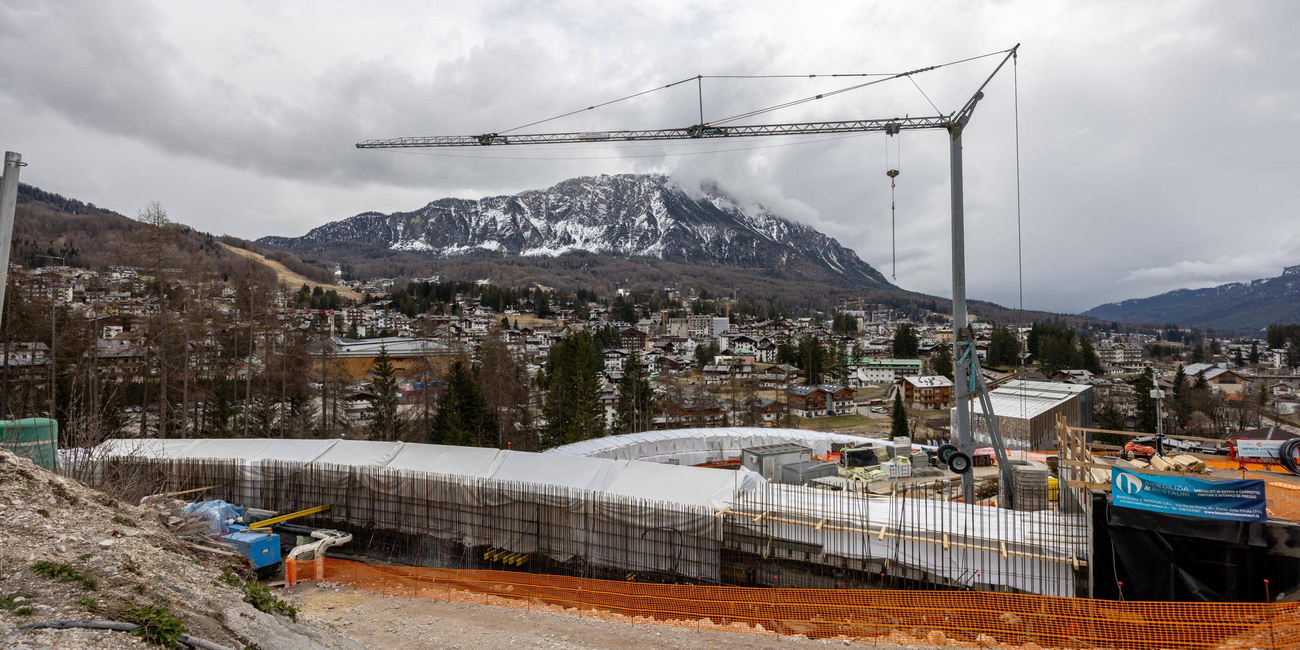 Baustelle am olympischen Eiskanal in Cortina im März 2025