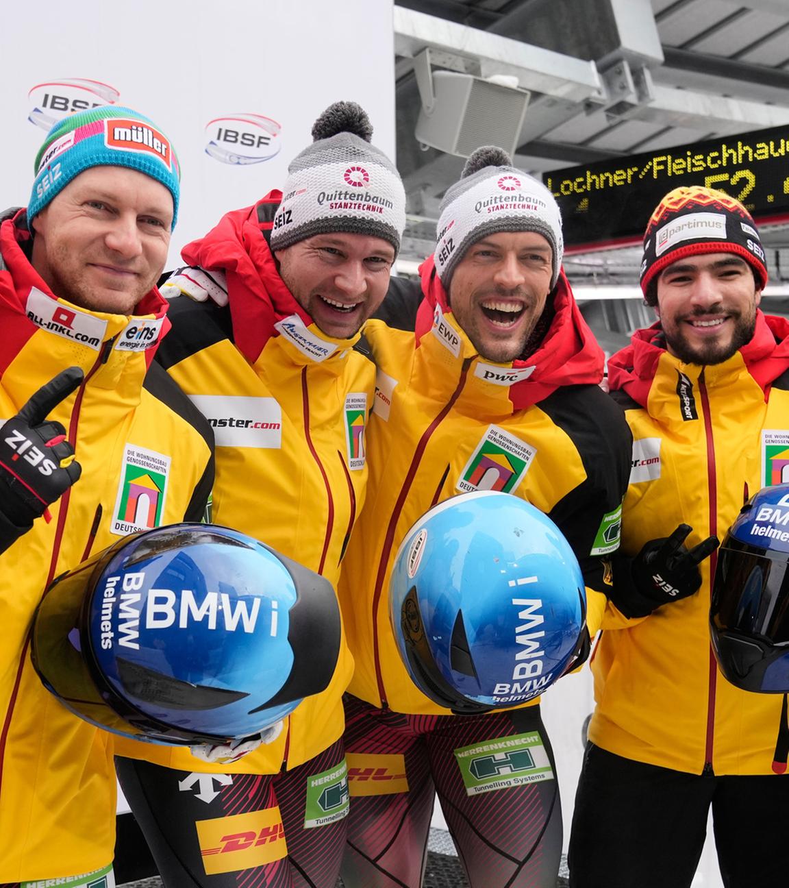 Innsbruck, 29.11.2025: Die Sieger Johannes Lochner und Georg Fleischhauer, die Zweitplatzierten Francesco Friedrich und Alexander Schaller sowie die Drittplatzierten Adam Ammour und Tim Becker feiern nach dem Zweierbobrennen beim Bob-Weltcup.