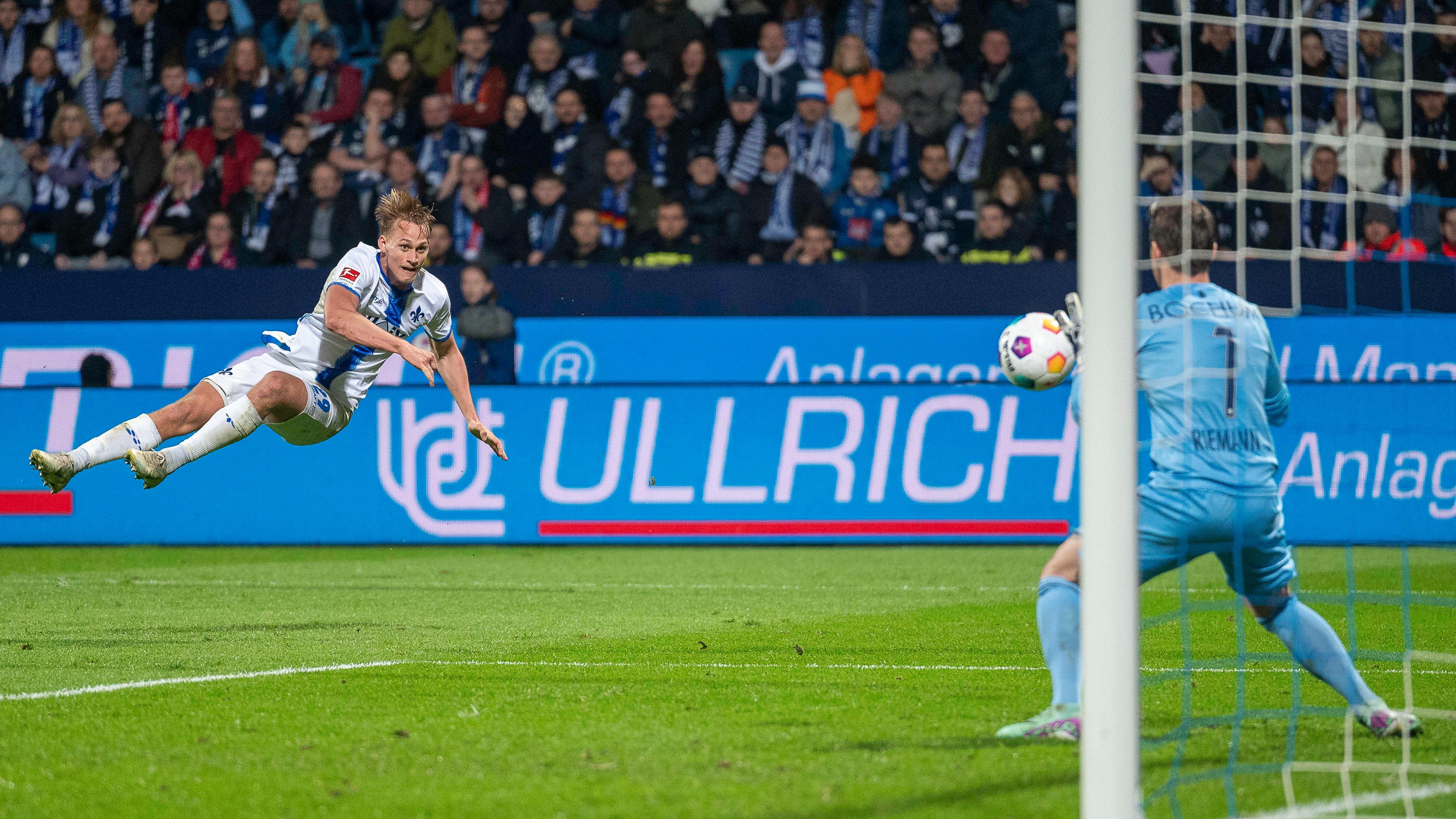 Bochums Manuel Riemann trifft zum 2:0 gegen Darmstadt am 31.03.2024.