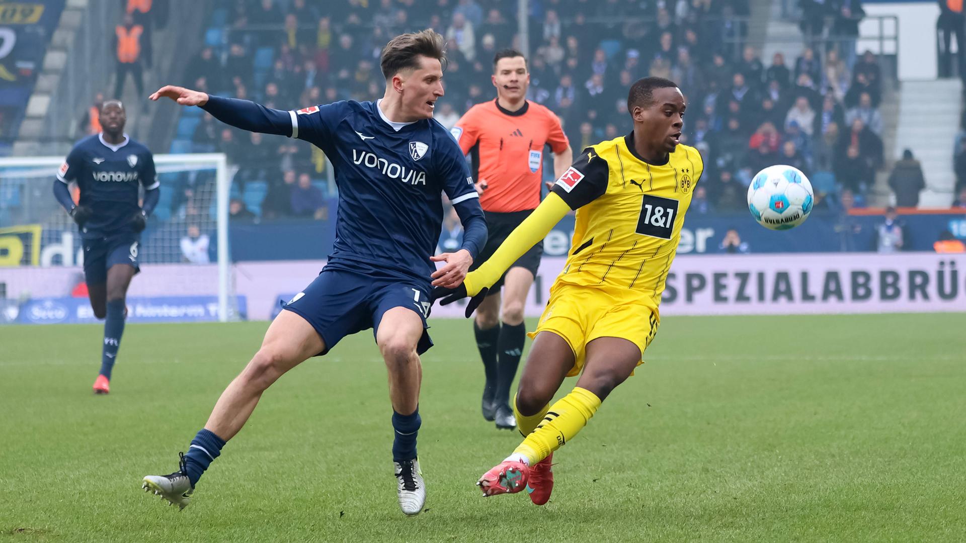 Dortmunds Jamie Gittens und Bochums Tim Oermann im Kampf um den Ball am 15.02.2025.