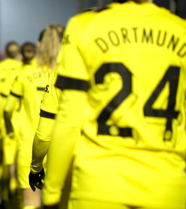 Westfalenpokal zwischen Bochum und Dortmund, Spielerinnen auf dem Weg auf den Platz.