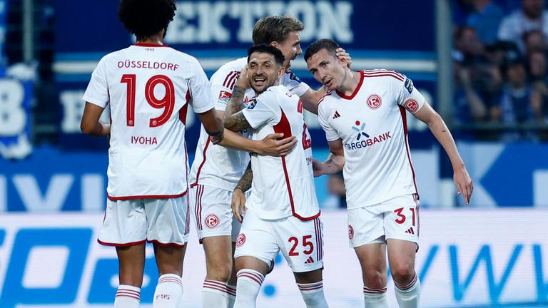 Spieler von Fortuna Düsseldorf jubeln nach einem Eigentor von Philipp Hofmann vom VfL Bochum, dem ersten Tor für Fortuna Düsseldorf.