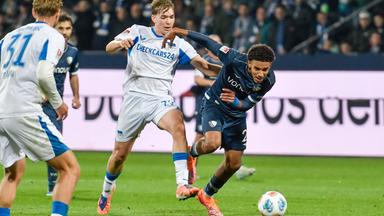 Kennet Eichhorn (BSC 23) und Francis Onyeka (Bochum 21) kämpfen. 