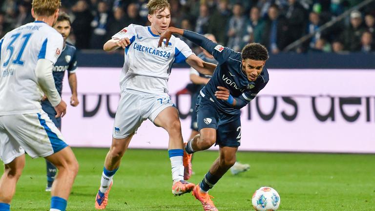 Kennet Eichhorn (BSC 23) und Francis Onyeka (Bochum 21) kämpfen. 