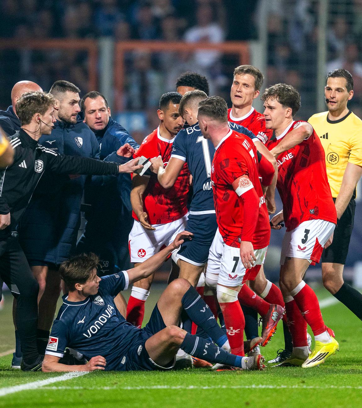 Bei der Zweitligapartie zwischen dem VfL Bochum und dem 1. FC Kaiserslautern kam es am Spielfeldrand zu einer Rudelbidung beider Teams