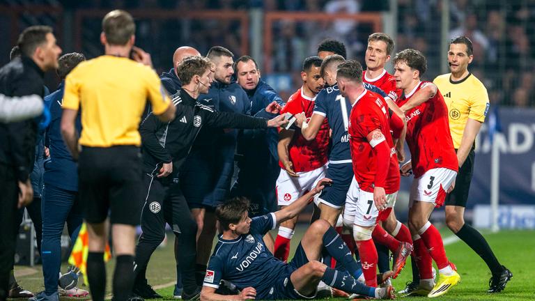 Bei der Zweitligapartie zwischen dem VfL Bochum und dem 1. FC Kaiserslautern kam es am Spielfeldrand zu einer Rudelbidung beider Teams