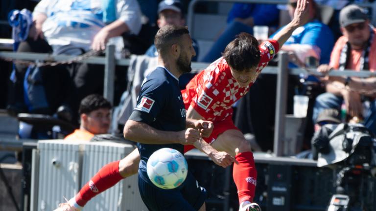 Mainz' Jae-Sung Lee und Bochums Ivan Ordets kämpfen um den Ball.