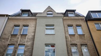 Ein Mehrfamilienhaus in Bochum. Dort wurde eine gehörlose Zwölfjährige durch Schüsse schwer verletzt. Zuvor soll sie mit zwei Messern auf die Polizisten zugegangen sein.