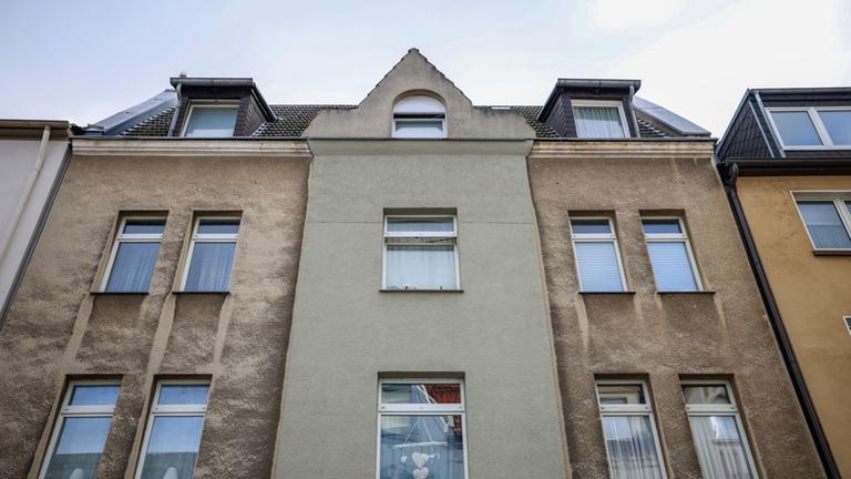 Ein Mehrfamilienhaus in Bochum. Dort wurde eine gehörlose Zwölfjährige durch Schüsse schwer verletzt. Zuvor soll sie mit zwei Messern auf die Polizisten zugegangen sein.