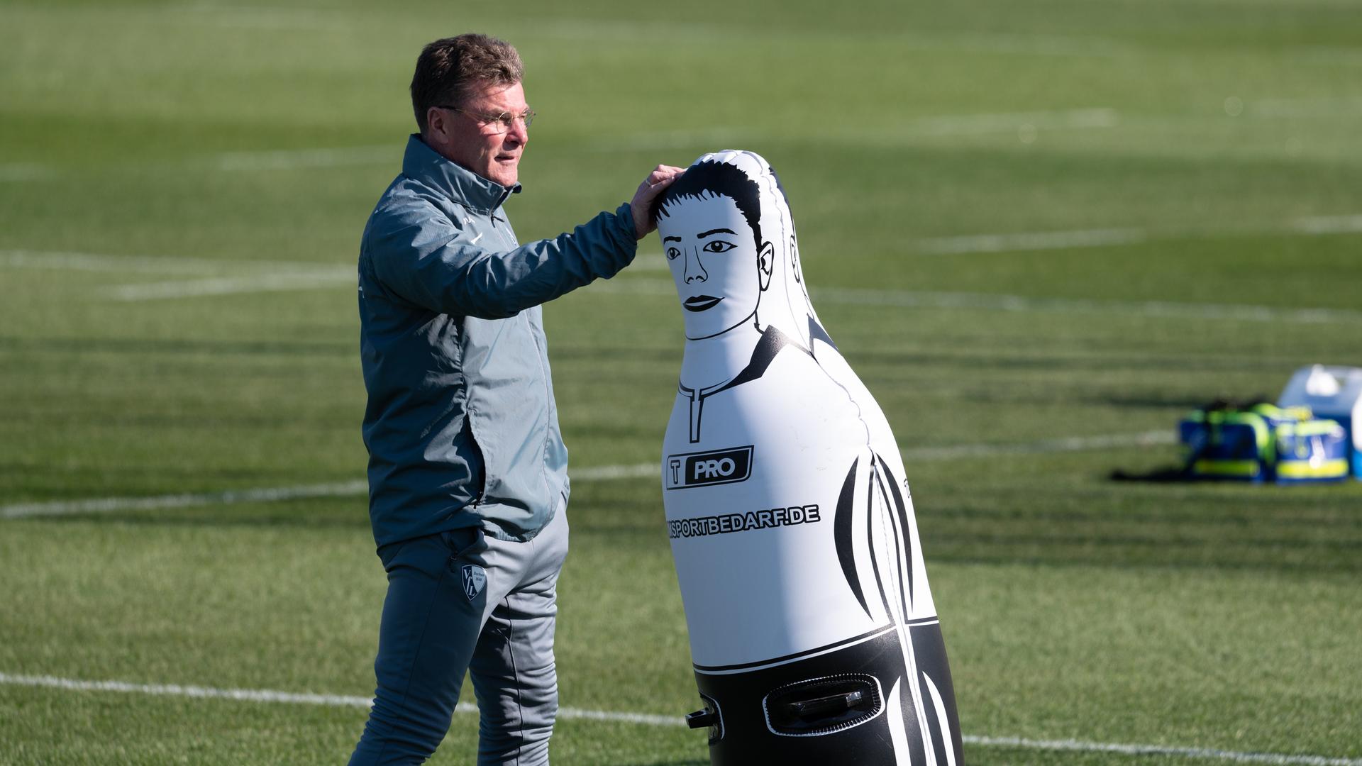 Bochums Trainer Dieter Hecking im Training des VfL