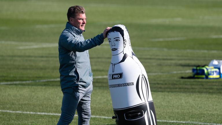 Bochums Trainer Dieter Hecking im Training des VfL
