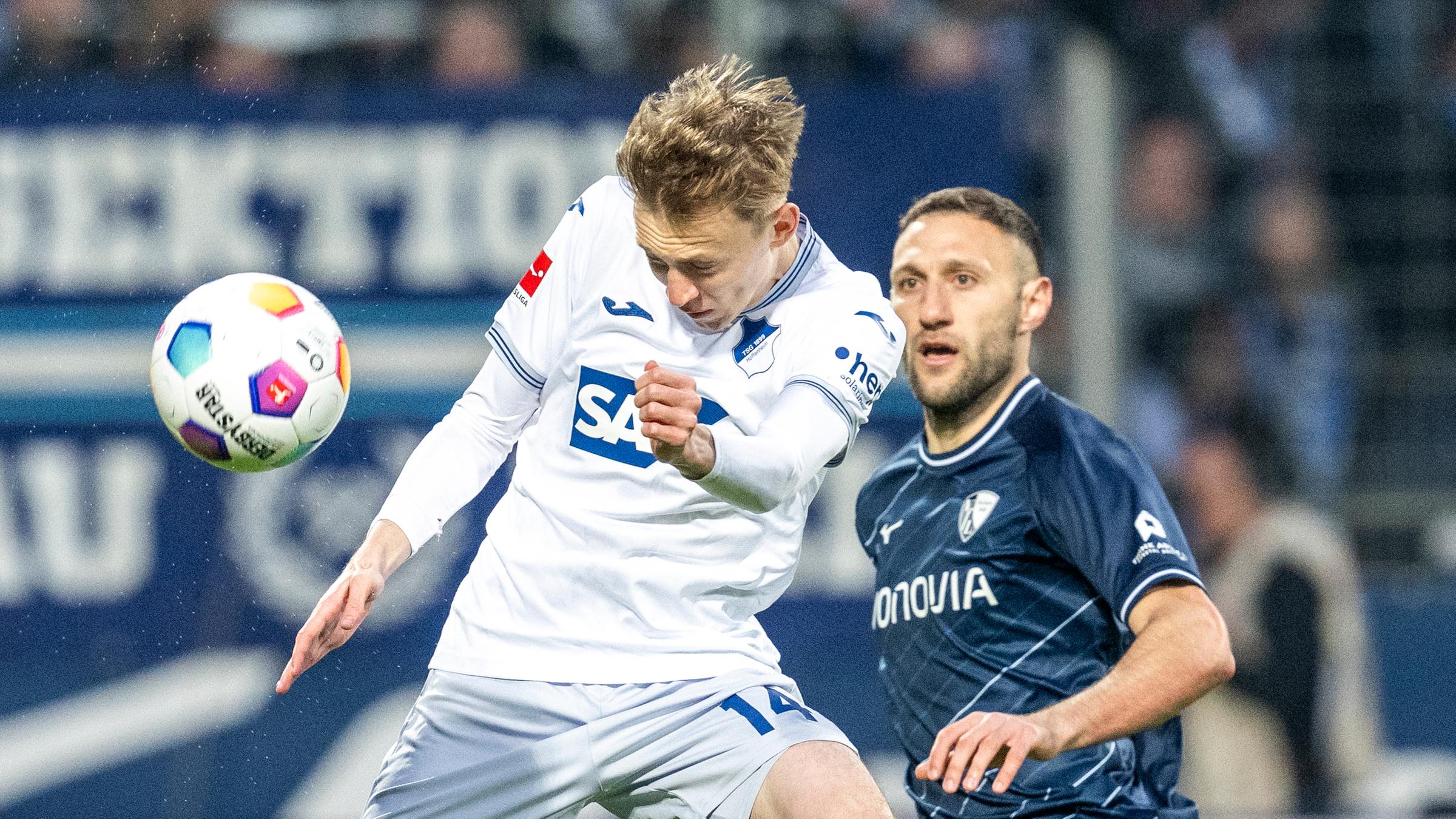 Fußball-Bundesliga, VfL Bochum - TSG 1899 Hoffenheim am 26.4.2024: Hoffenheims Maximilian Beier (l.) und Bochums Ivan Ordets kämpfen um den Ball.