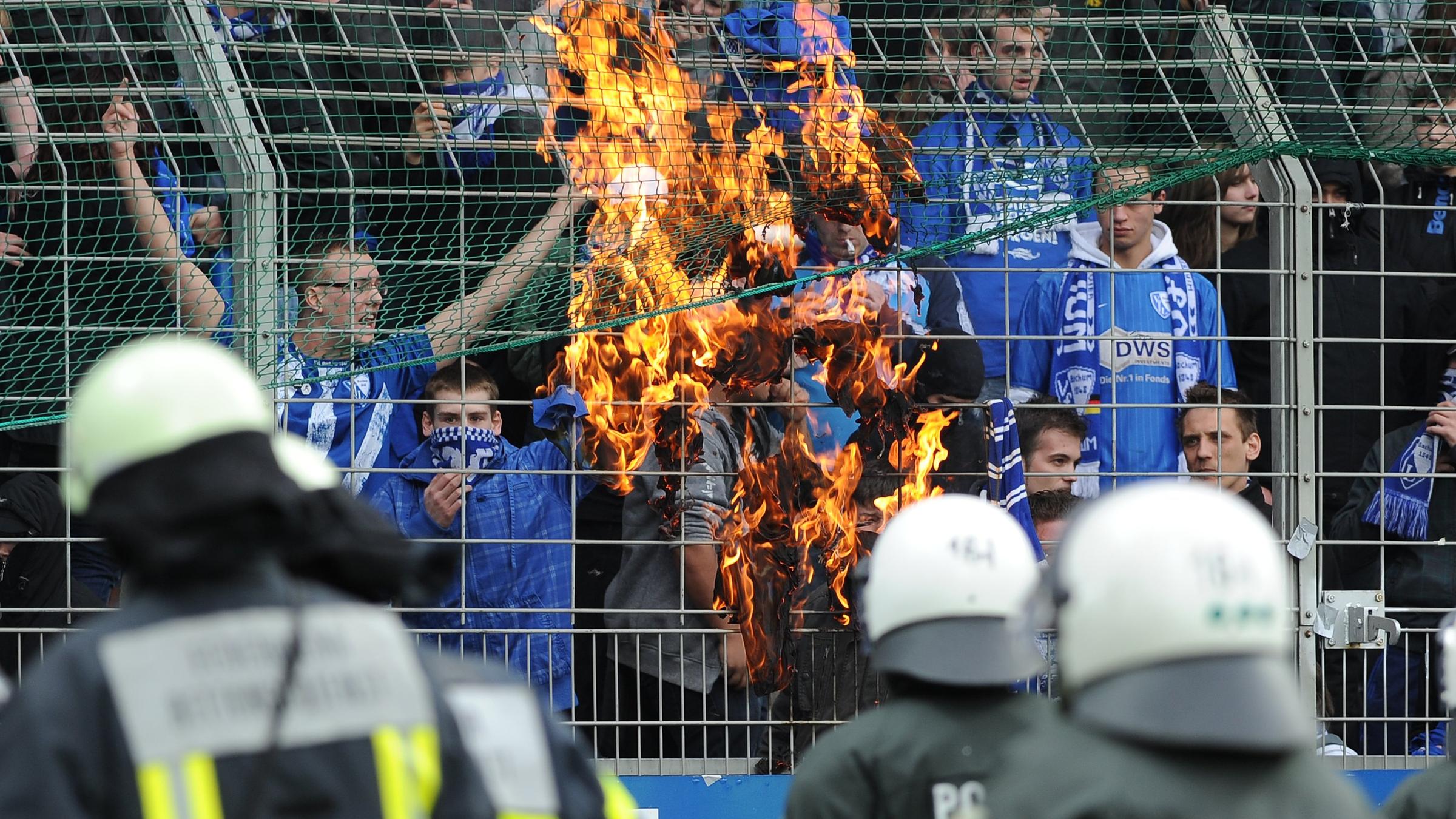 Fans zünden Fanutensilien an, nachdem der Vfl Bochum 2010 abgestiegen ist