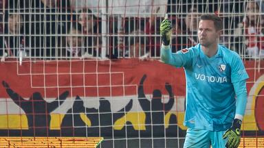 Berlin: Fußball: Bundesliga, 1. FC Union Berlin - VfL Bochum, 14. Spieltag, An der Alten Försterei. Bochums Torwart Patrick Drewes zeigt einen Gegenstand, mit dem er am Kopf getroffen wurde.