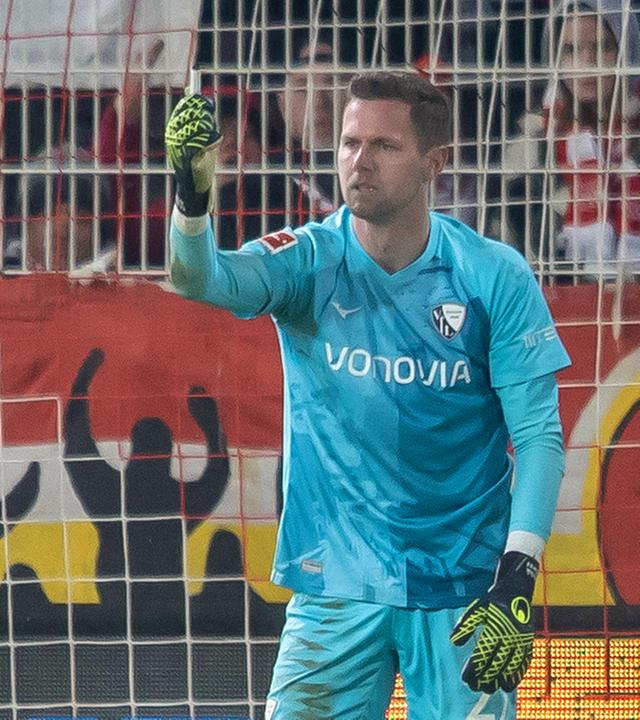 Berlin: Fußball: Bundesliga, 1. FC Union Berlin - VfL Bochum, 14. Spieltag, An der Alten Försterei. Bochums Torwart Patrick Drewes zeigt einen Gegenstand, mit dem er am Kopf getroffen wurde.