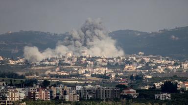 Ein Foto aus der Region Tyros im Südlibanon zeigt aufsteigenden Rauch über der Einschlagstelle israelischer Luftangriffe, die am 26. Mai 2026 auf das Dorf Rmadiyeh im Distrikt Tyros im Südlibanon zielten.