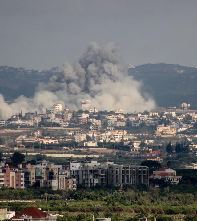 Ein Foto aus der Region Tyros im Südlibanon zeigt aufsteigenden Rauch über der Einschlagstelle israelischer Luftangriffe, die am 26. Mai 2026 auf das Dorf Rmadiyeh im Distrikt Tyros im Südlibanon zielten.