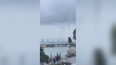Wasserhose fegt über den Bodensee