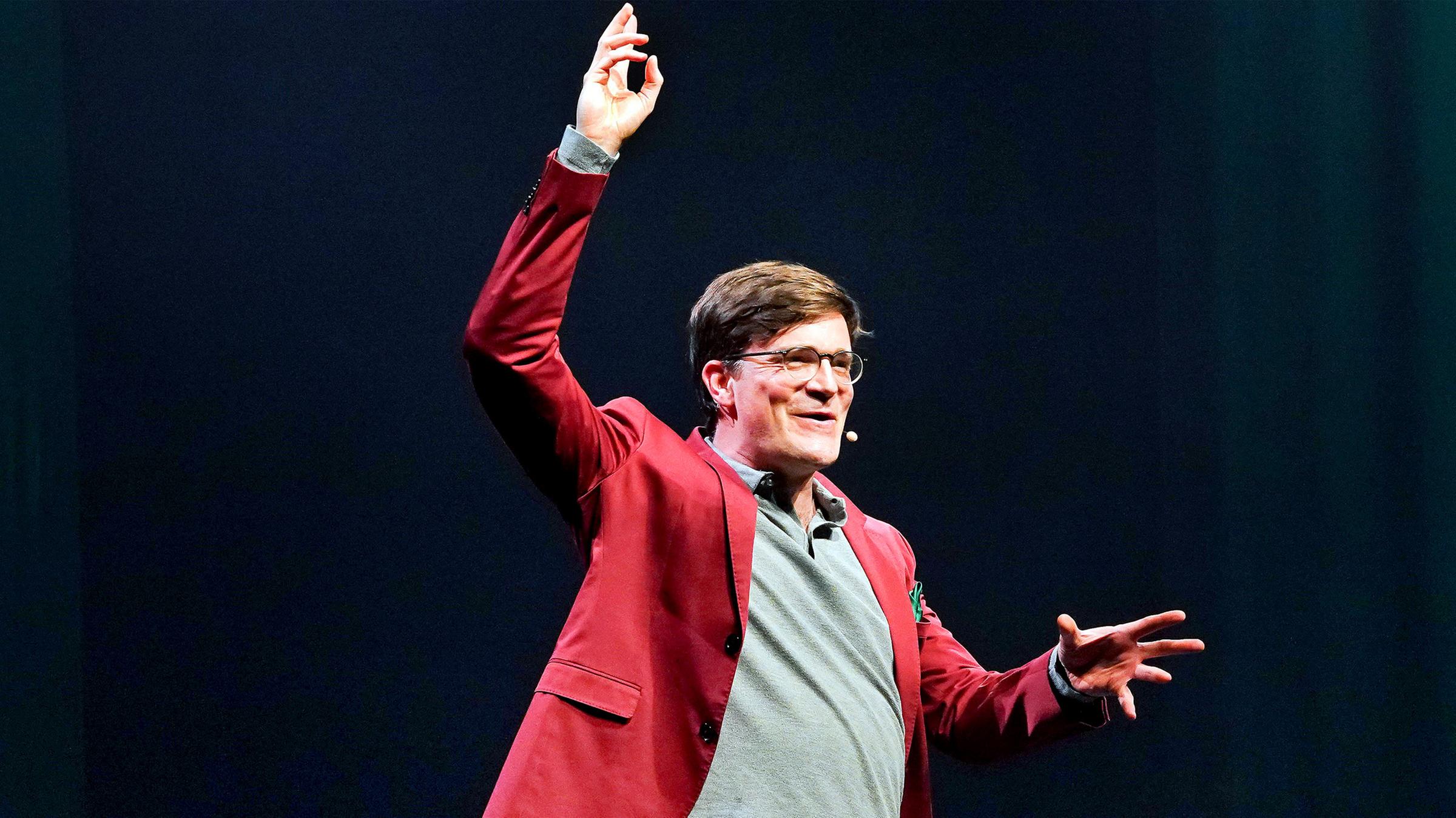 Kabarettist Bodo Wartke während eines Auftritts. (Archiv)