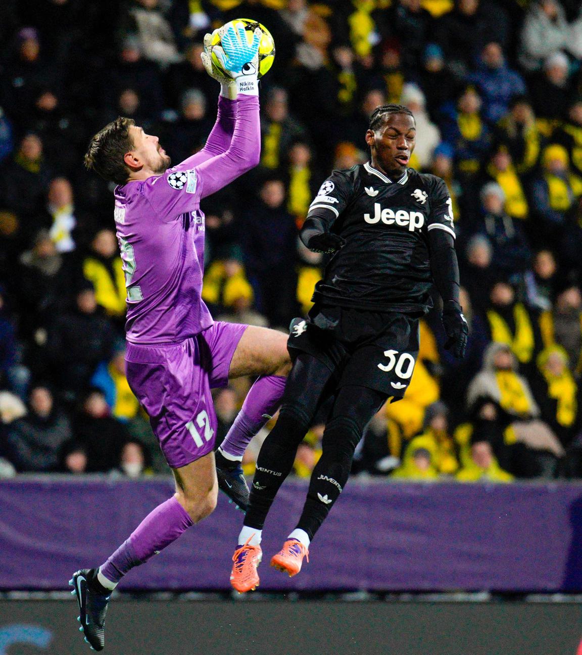 Nikita Haikin (Bodö/Glimt) und Jonathan David (Juventus) kämpfen.