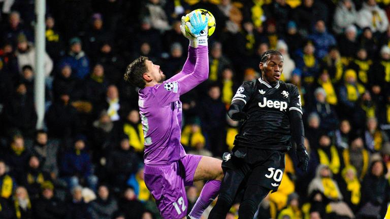 Nikita Haikin (Bodö/Glimt) und Jonathan David (Juventus) kämpfen.