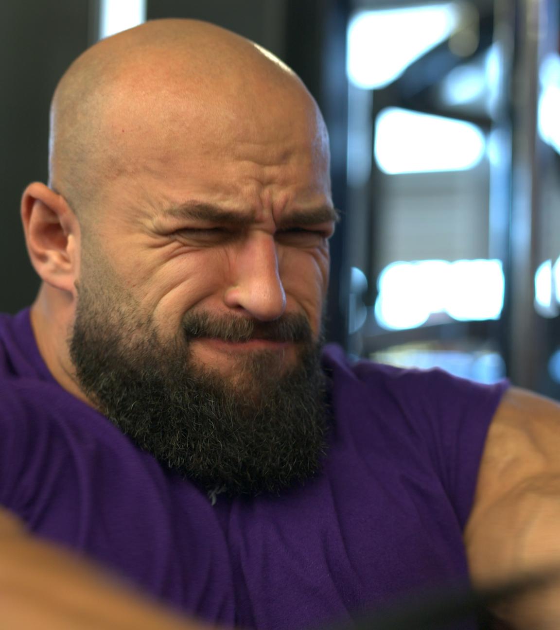Bodybuilder Maik Ciesla verzieht beim Krafttraining vor Anstrengung das Gesicht.
