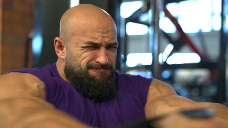 Bodybuilder Maik Ciesla verzieht beim Krafttraining vor Anstrengung das Gesicht.