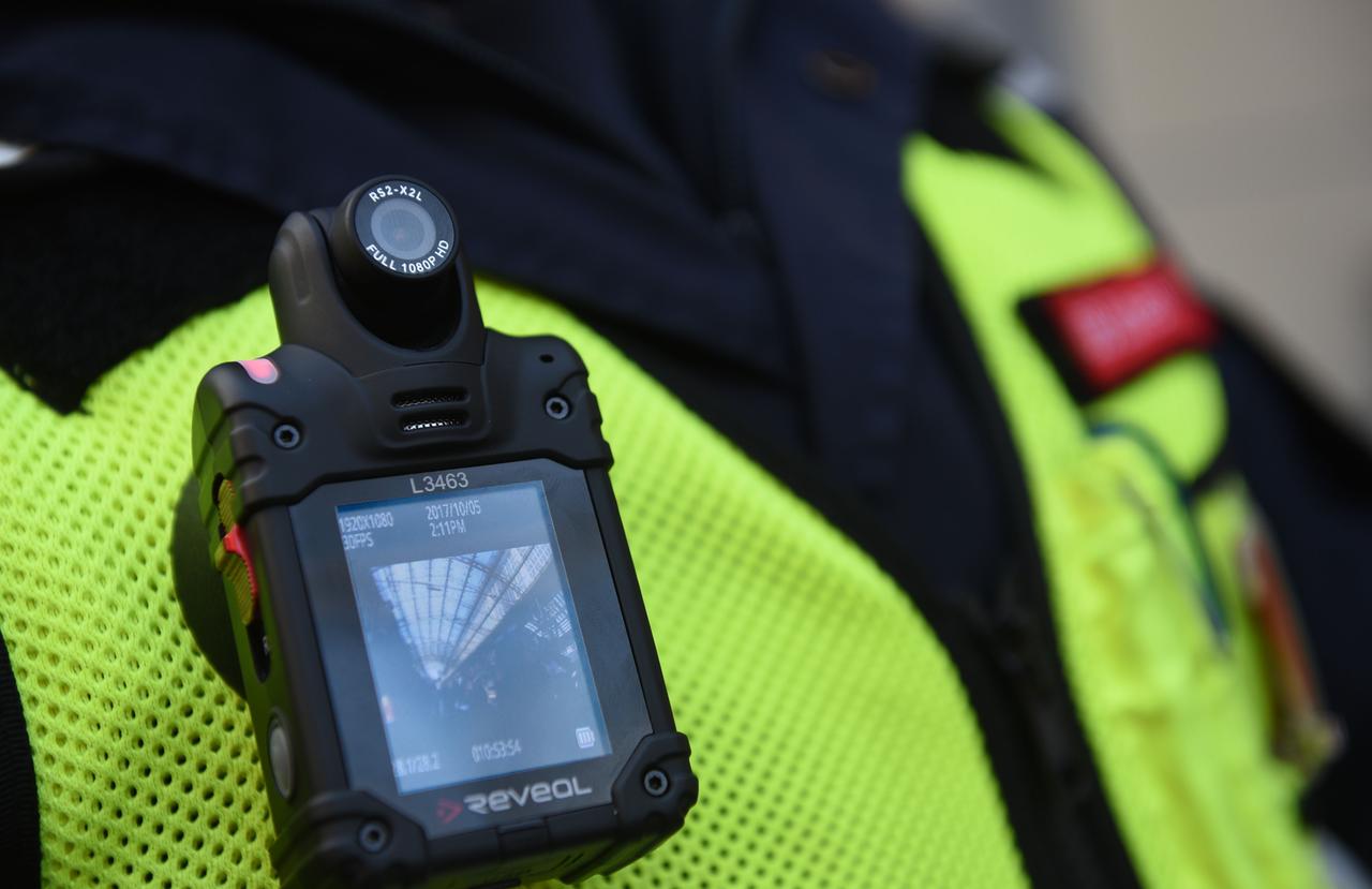 Das Bild zeigt eine Person, die eine Bodycam trägt.
