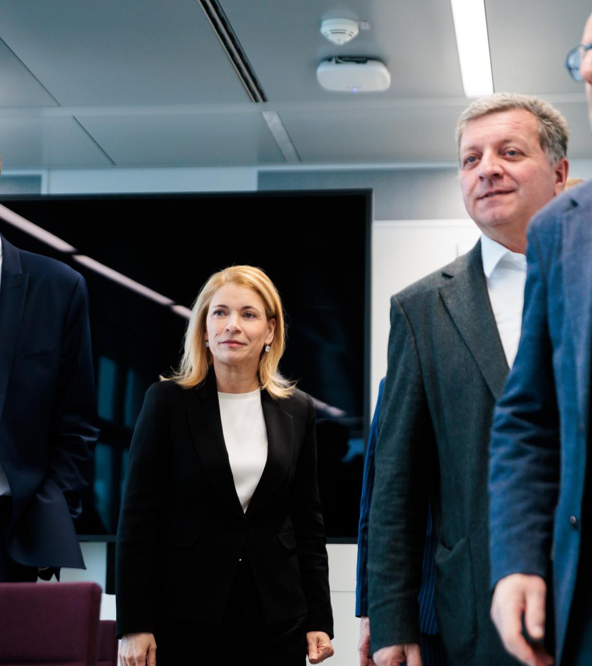 13.02.2026, Berlin: Stefan Schnorr (l-r), Staatssekretär Bundesministerium für Verkehr, Evelyn Palla, Vorstandsvorsitzende der Deutschen Bahn AG, und Christian Bernreiter (CSU), Bayerischer Staatsminister für Wohnen, Bau und Verkehr sowie Vorsitzender der Landesverkehrsministerkonferenz, vor dem Auftakt des Sicherheitsgipfel bei der Deutschen Bahn.