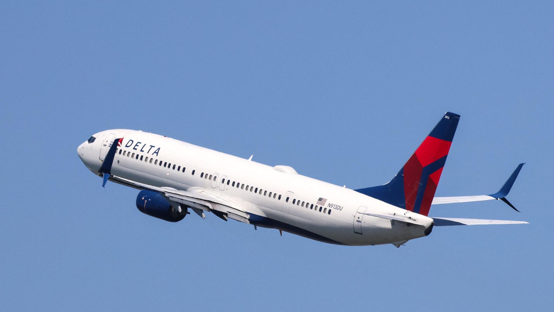 Eine Boeing 737 der Delta Airlines startet vom LaGuardia Airport in Queens, New York