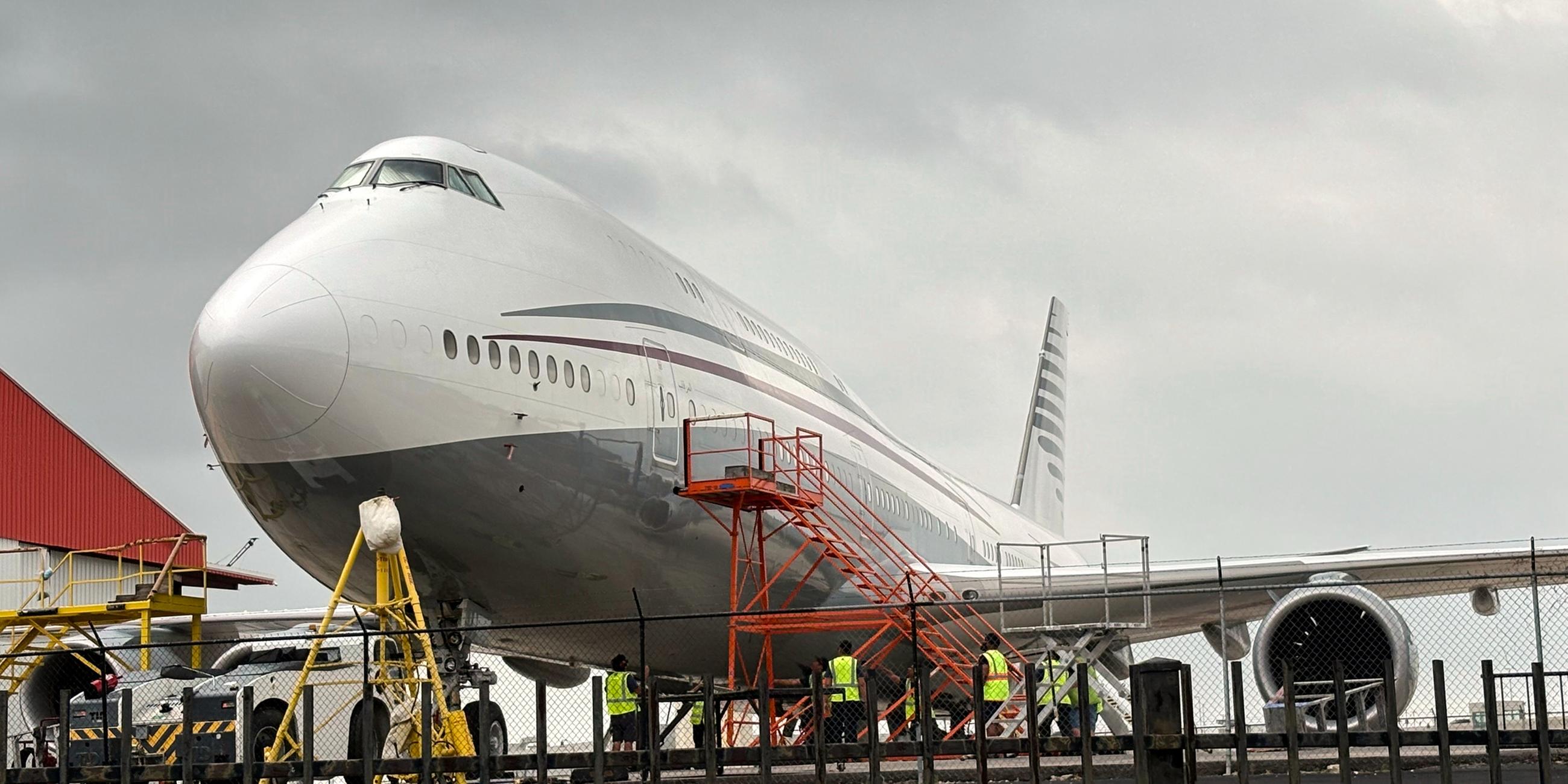 Eine Boeing 747 mit dem Farbschema der von der katarischen Königsfamilie verwendeten Flugzeuge 