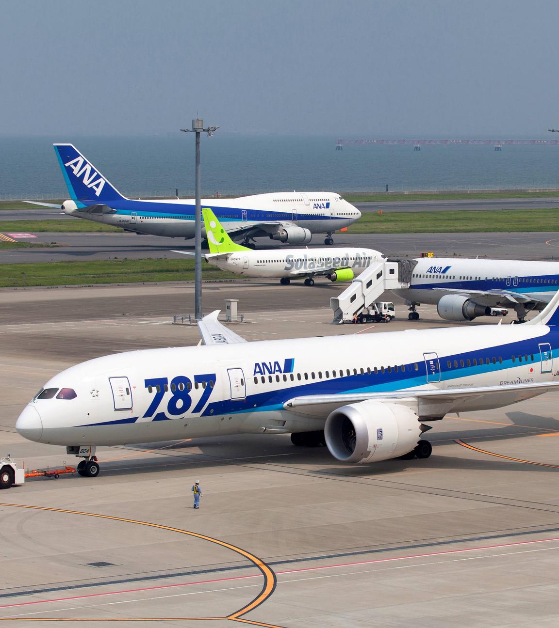 Flugzeuge der japanischen Airline ANA auf dem Flughafen Haneda in Tokio.