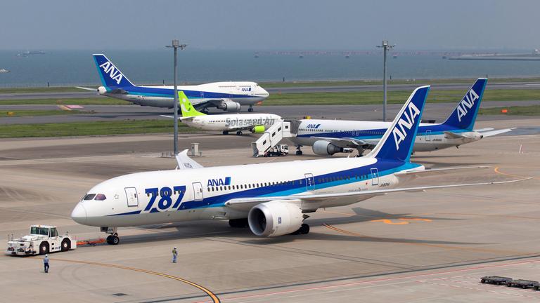 Flugzeuge der japanischen Airline ANA auf dem Flughafen Haneda in Tokio.