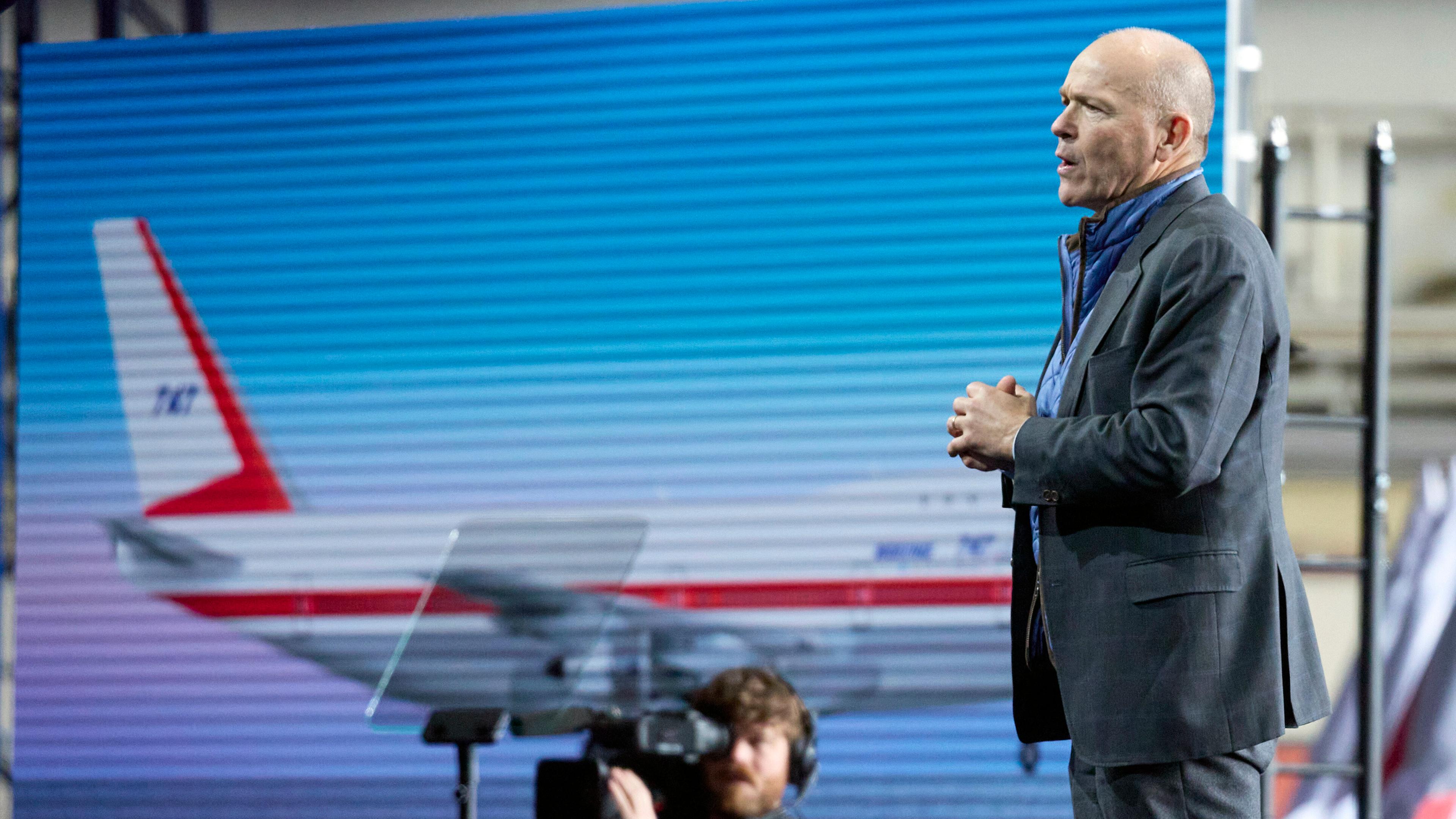 Dave Calhoun, Boeing Co. CEO, spricht während einer Zeremonie zur Auslieferung des letzten Jumbo-Jets Boeing 747 im Januar 2023.