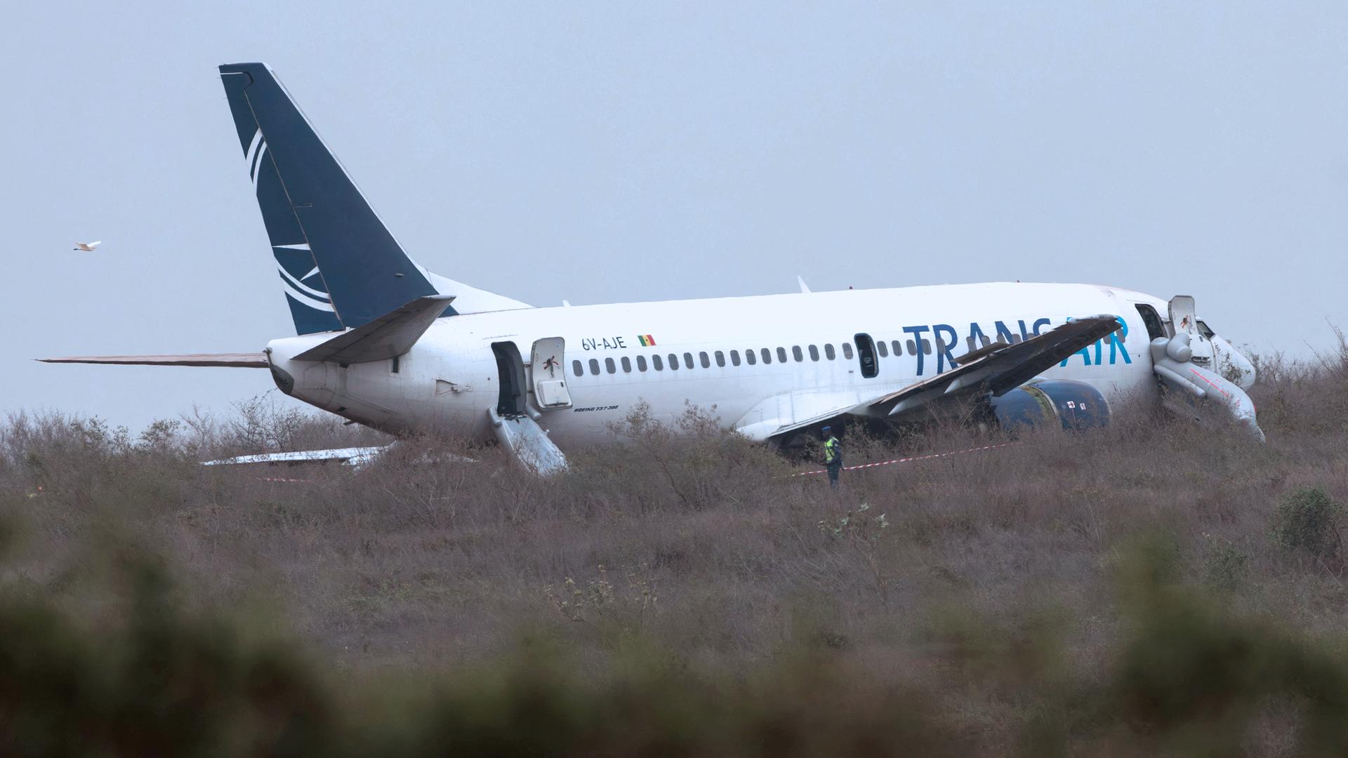 Boeing 737 kommt im Senegal von Startbahn ab
