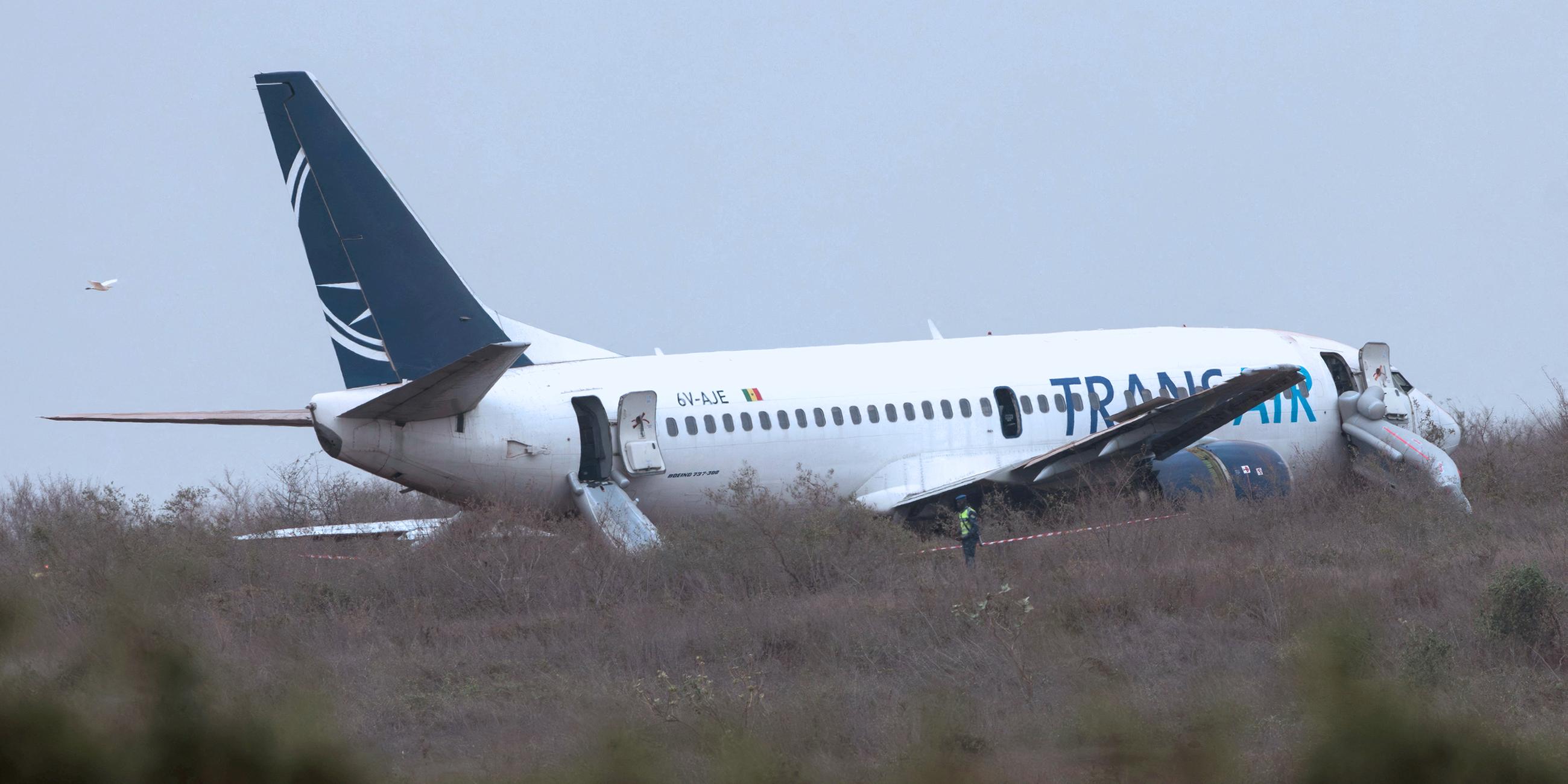 Boeing 737 kommt im Senegal von Startbahn ab
