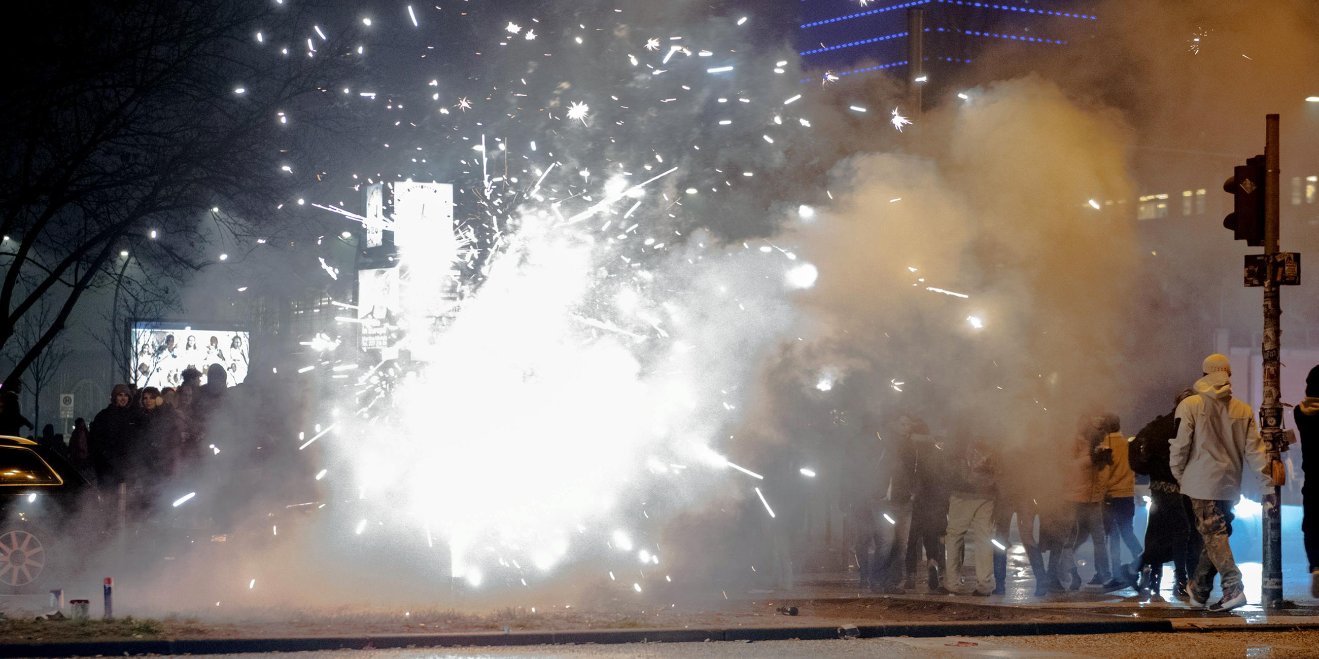 Archiv: Böller und Raketen steigen am 01.01.2019 auf der Straße an der Oberbaumbrücke in Berlin in die Luft.