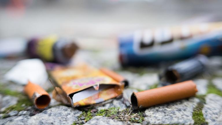Feuerwerkskörper liegen auf der Straße.