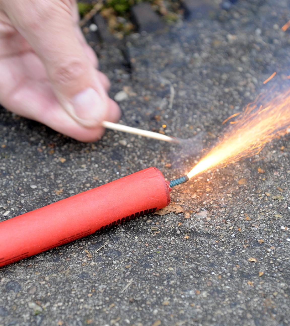 Symbolbild: Ein Silvesterböller wird angezündet