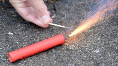 Symbolbild: Ein Silvesterböller wird angezündet
